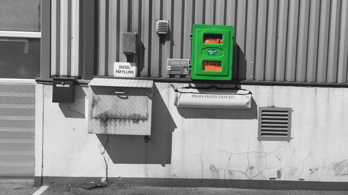 Spill Kit i skap montert på vegg ved fyllepunkt for diesel.