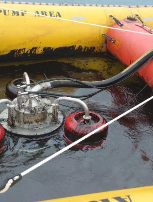 NOFI Current Buster separator full av olje som blir pumpet ut ved hjelp av NorMar integrert pumpesystem.