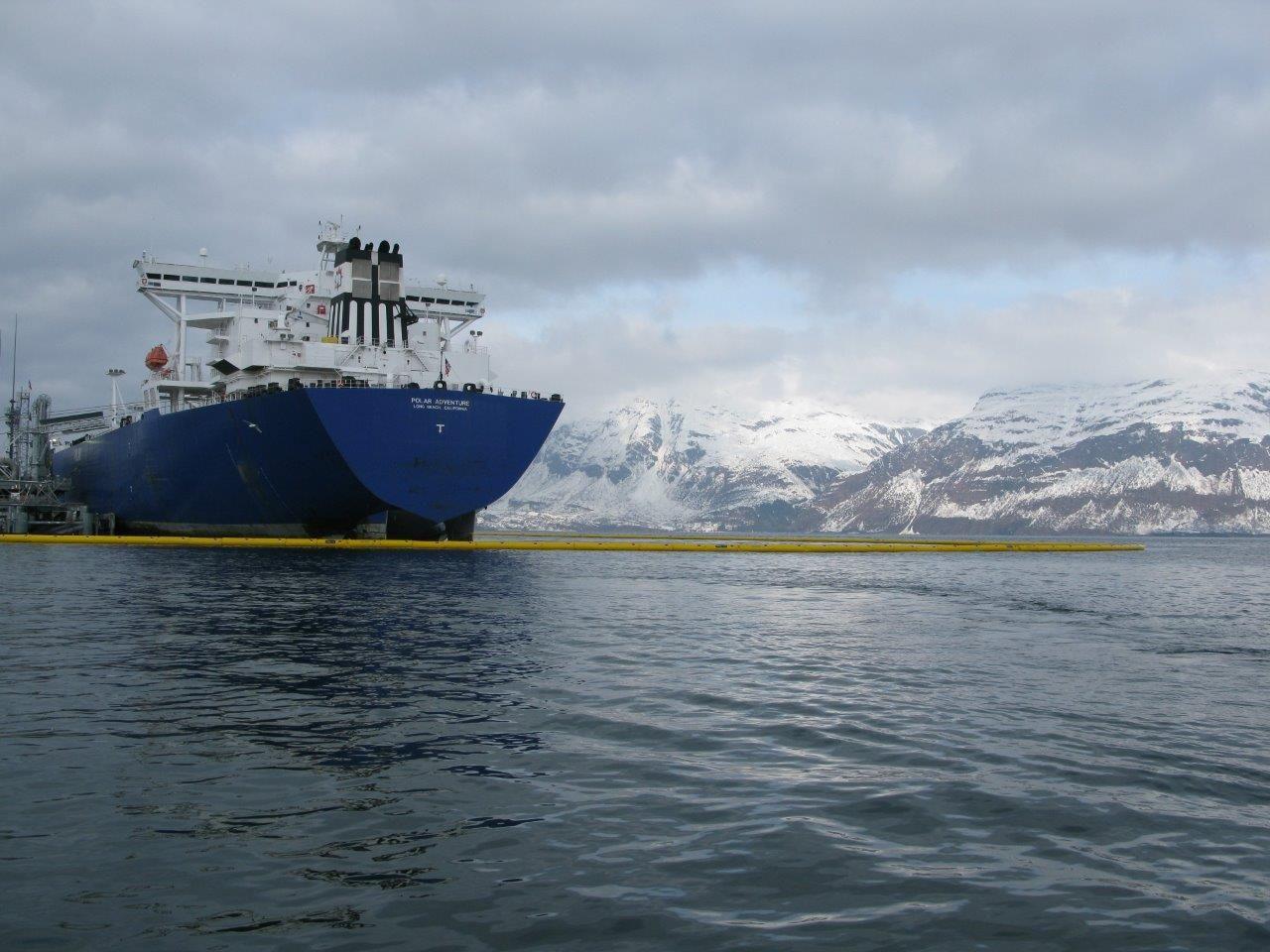 NOFI 1000 Serien Manuelt Oppblåsbar Oljelense satt ut rundt et Skip.
