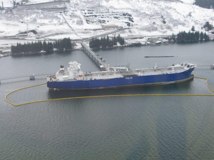 NOFI 1000 Serien Oljelenes ankret opp i formasjon rundt et skip.