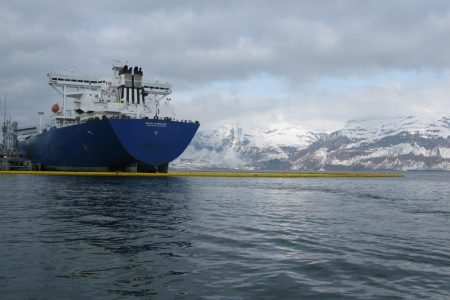 NOFI 1000 Serien Manuelt Oppblåsbar Oljelense satt ut rundt et Skip.